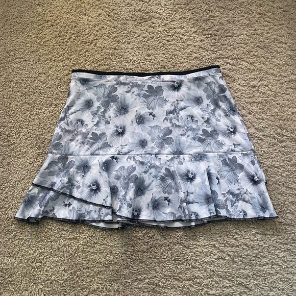 Black and White Floral Mini skirt - Picture 4 of 4